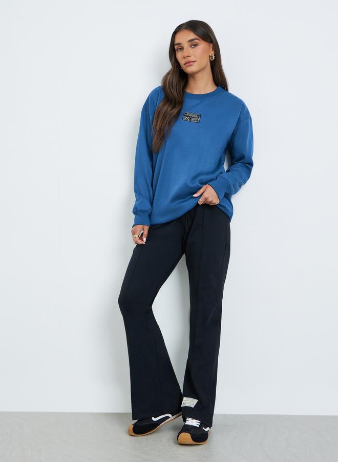 ستايلي سويت شيرت بقصة واسعة ومزين بشارة - Image 1